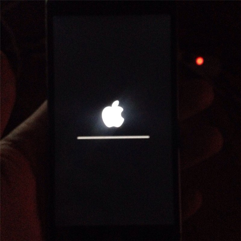 Почему горит яблоко. На iphone горит яблоко. Загрузка iphone. Загрузки на айфоне. Айфон выключился горит яблоко.