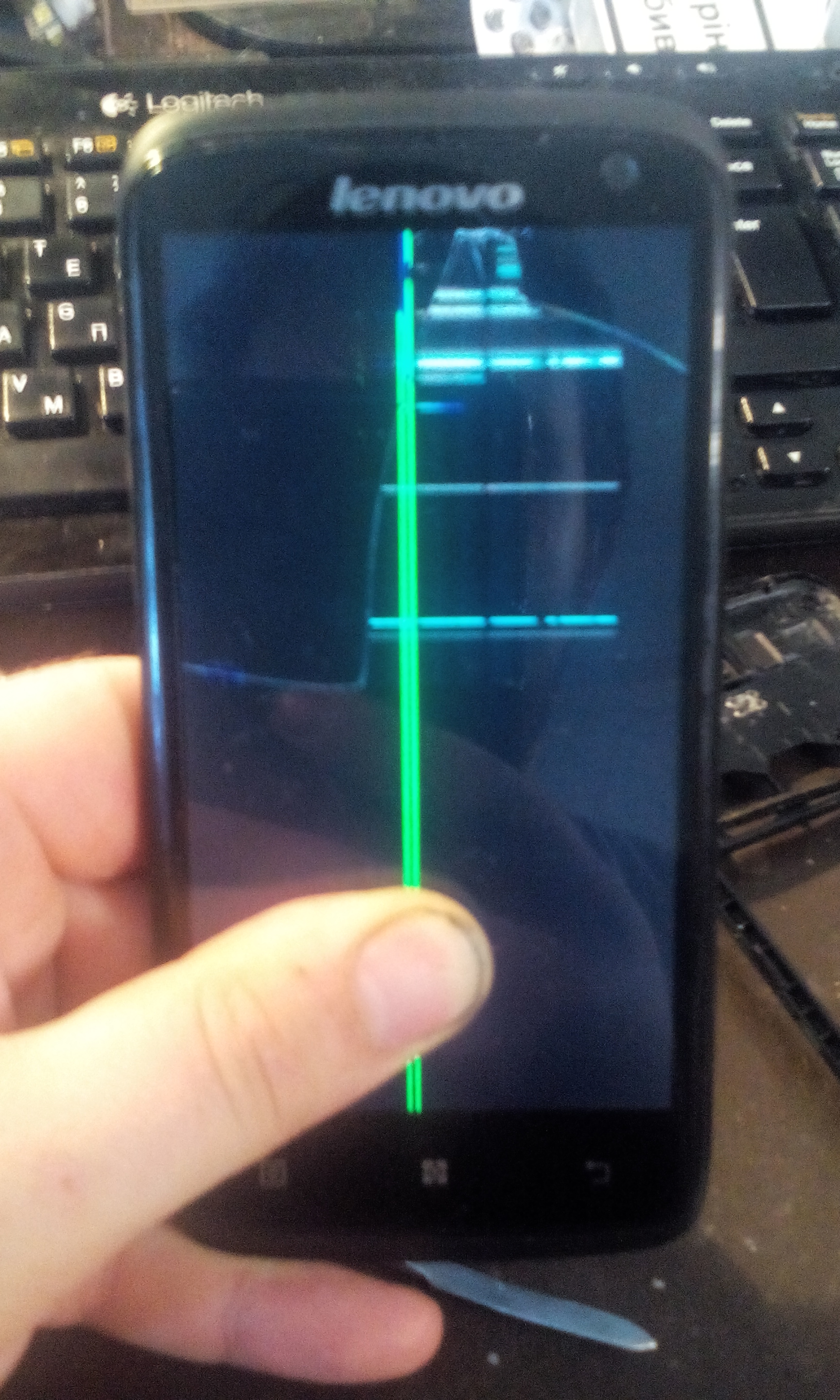 Мерцает телефон что делать. Разбитая матрица самсунг а51. Самсунг Galaxy s5 не заряжается батарея. Экран при включении телефона. Полосы на экране телефона.